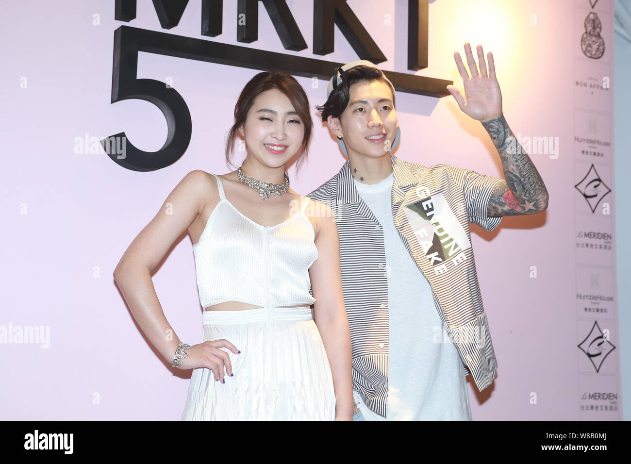Minzy, gauche, ancien membre du groupe sud-coréen 2NE1, et l'artiste Américain Jay Park posent à la cérémonie d'ouverture de leur nouveau concept store PARK Banque D'Images
