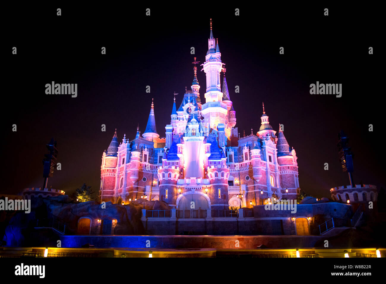 Vue sur le château illuminé dans le Disneyland de Shanghai au Shanghai Disney Resort pour célébrer la Journée des enfants à la nuit tombée à Pudong, Shangh Banque D'Images