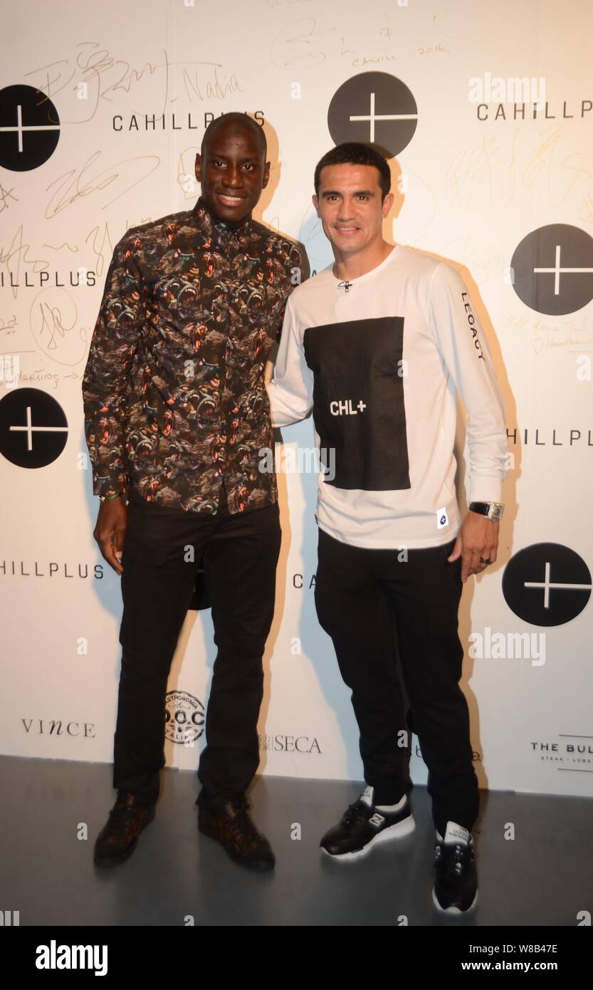 La star de football australien Tim Cahill, droite, pose avec French-star du football sénégalais né Demba Ba à un défilé de sa propre marque de mode Cahill Banque D'Images