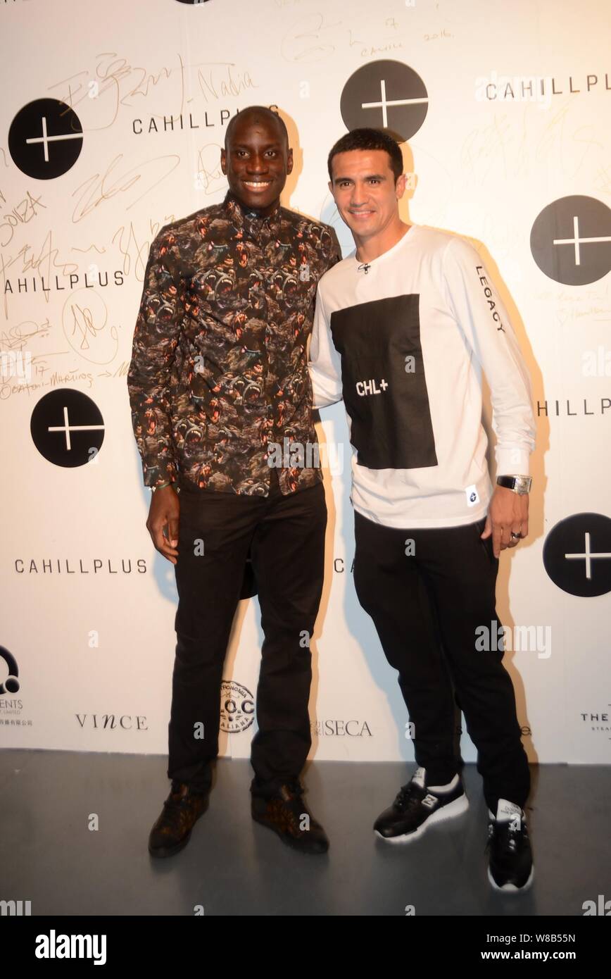 La star de football australien Tim Cahill, droite, pose avec French-star du football sénégalais né Demba Ba à un défilé de sa propre marque de mode Cahill Banque D'Images