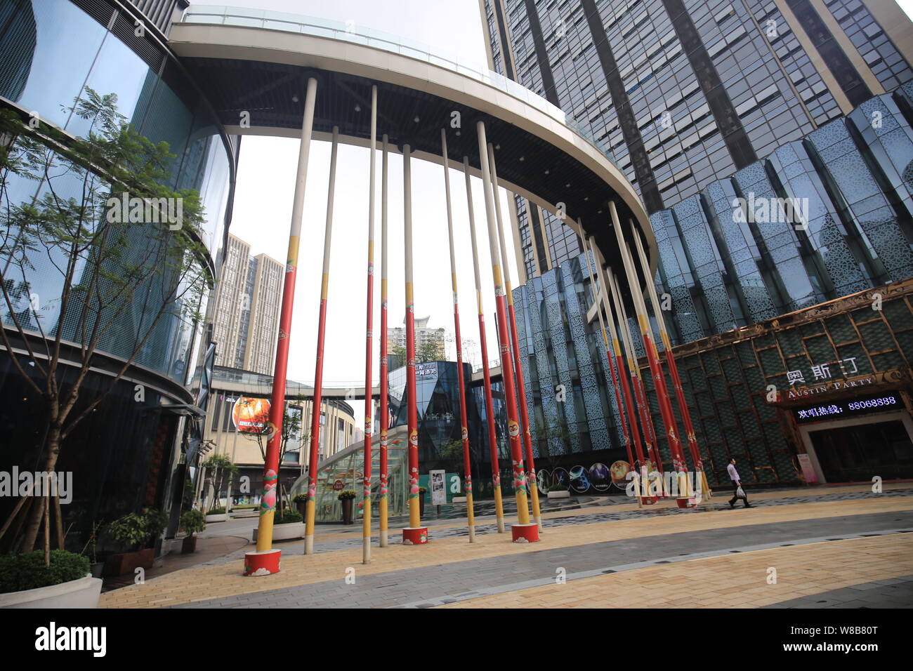 Vue d'une liquidation flyover soutenu par 18 colonnes ressemblant à l'arme magique Jingubang, exercé par Monkey King, à 1, section 1, Beixin ville, Chongqing, Chine, 2 Banque D'Images