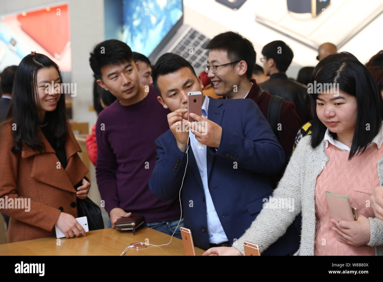 ---Fichier-clients chinois iPhone smartphones se regarder dans un Apple Store à Shanghai, Chine, 31 Marc 2016. L'iPhone d'Apple se serait peut-être l'un des co Banque D'Images
