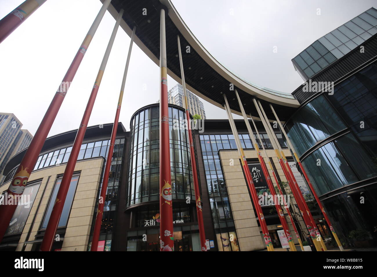 Vue d'une liquidation flyover soutenu par 18 colonnes ressemblant à l'arme magique Jingubang, exercé par Monkey King, à 1, section 1, Beixin ville, Chongqing, Chine, 2 Banque D'Images