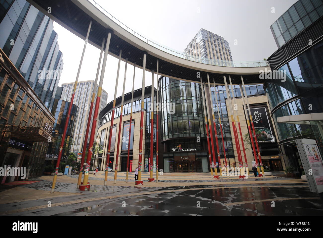 Vue d'une liquidation flyover soutenu par 18 colonnes ressemblant à l'arme magique Jingubang, exercé par Monkey King, à 1, section 1, Beixin ville, Chongqing, Chine, 2 Banque D'Images