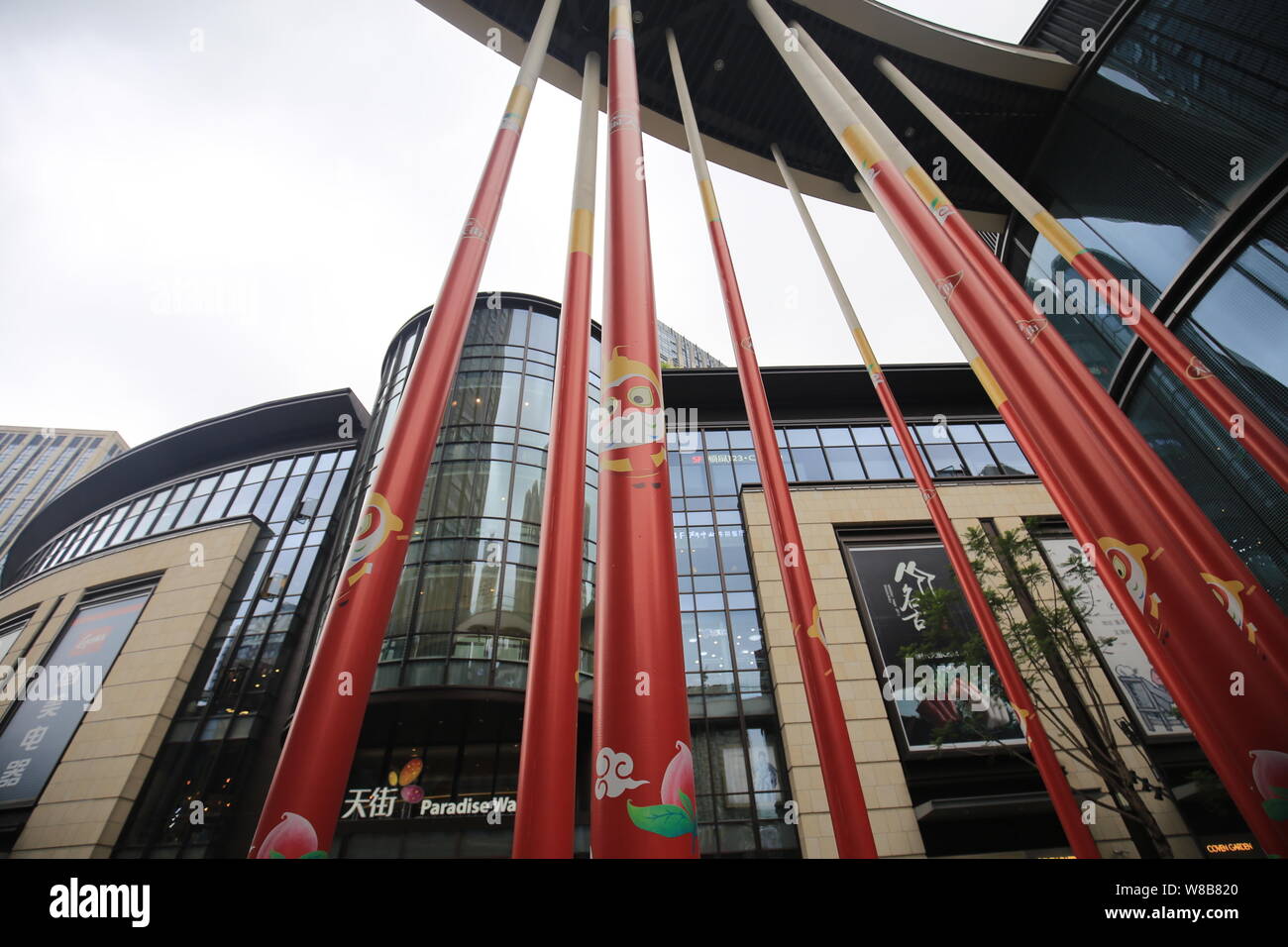 Vue d'une liquidation flyover soutenu par 18 colonnes ressemblant à l'arme magique Jingubang, exercé par Monkey King, à 1, section 1, Beixin ville, Chongqing, Chine, 2 Banque D'Images