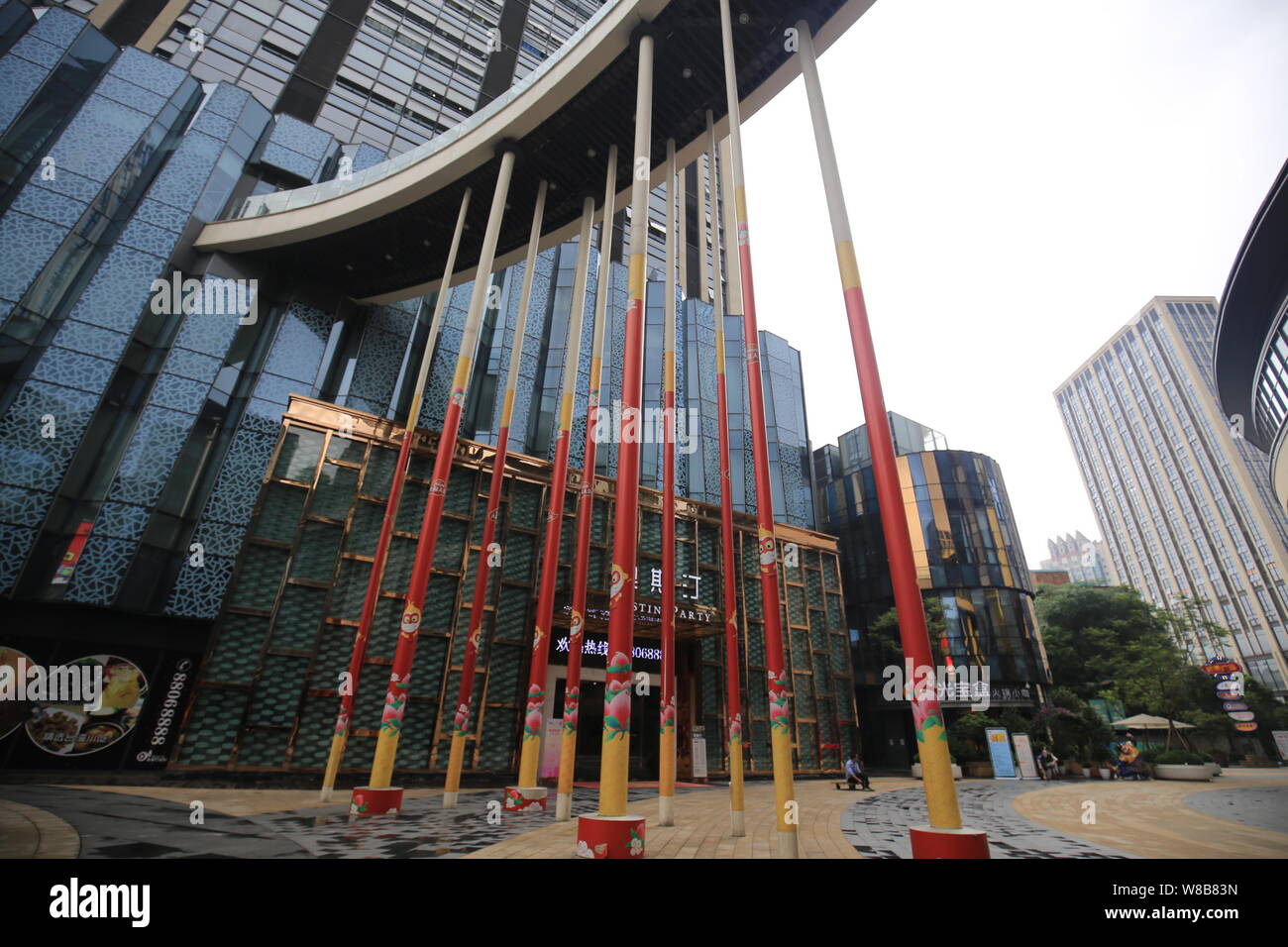 Vue d'une liquidation flyover soutenu par 18 colonnes ressemblant à l'arme magique Jingubang, exercé par Monkey King, à 1, section 1, Beixin ville, Chongqing, Chine, 2 Banque D'Images