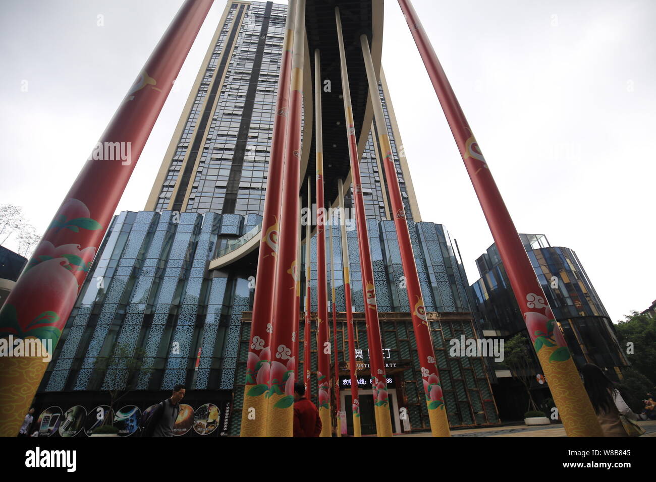Vue d'une liquidation flyover soutenu par 18 colonnes ressemblant à l'arme magique Jingubang, exercé par Monkey King, à 1, section 1, Beixin ville, Chongqing, Chine, 2 Banque D'Images