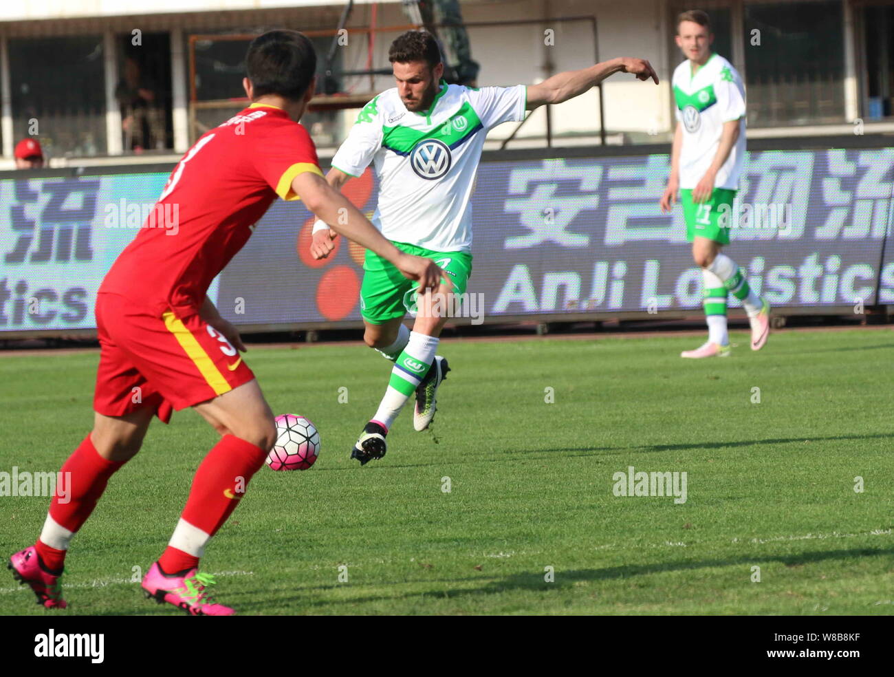 Daniel Caligiuri du VfL Wolfsburg, centre, se prépare à tirer contre Changchun Yatai durant leur amical de football à Changchun city, au nord-est de la Chine Banque D'Images