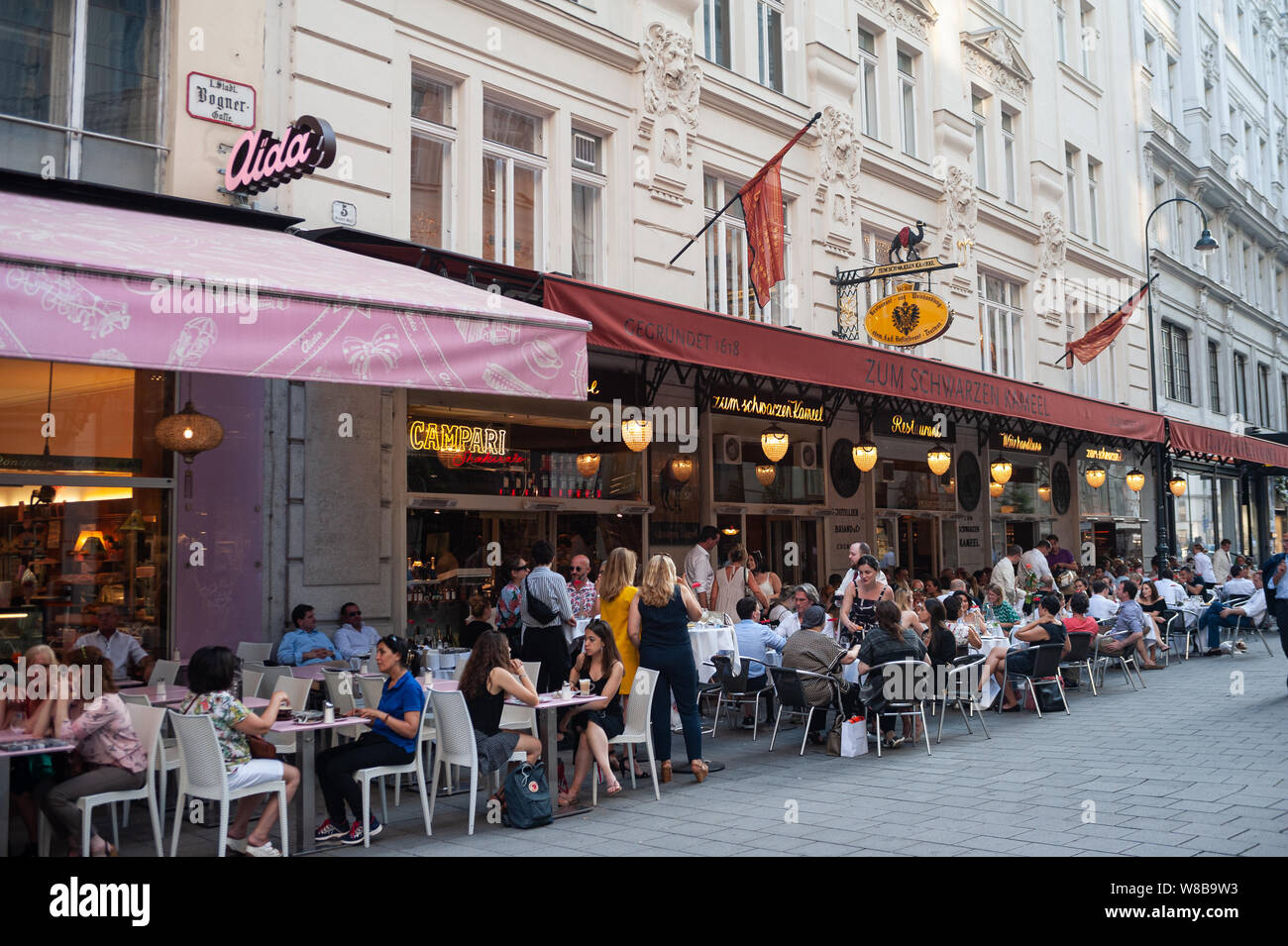 14.06.2019, Vienne, Autriche, Europe - Les gens s'assoient à l'extérieur du café et restaurant "Zum Schwarzen Kameel Bognergasse' sur lane. Banque D'Images