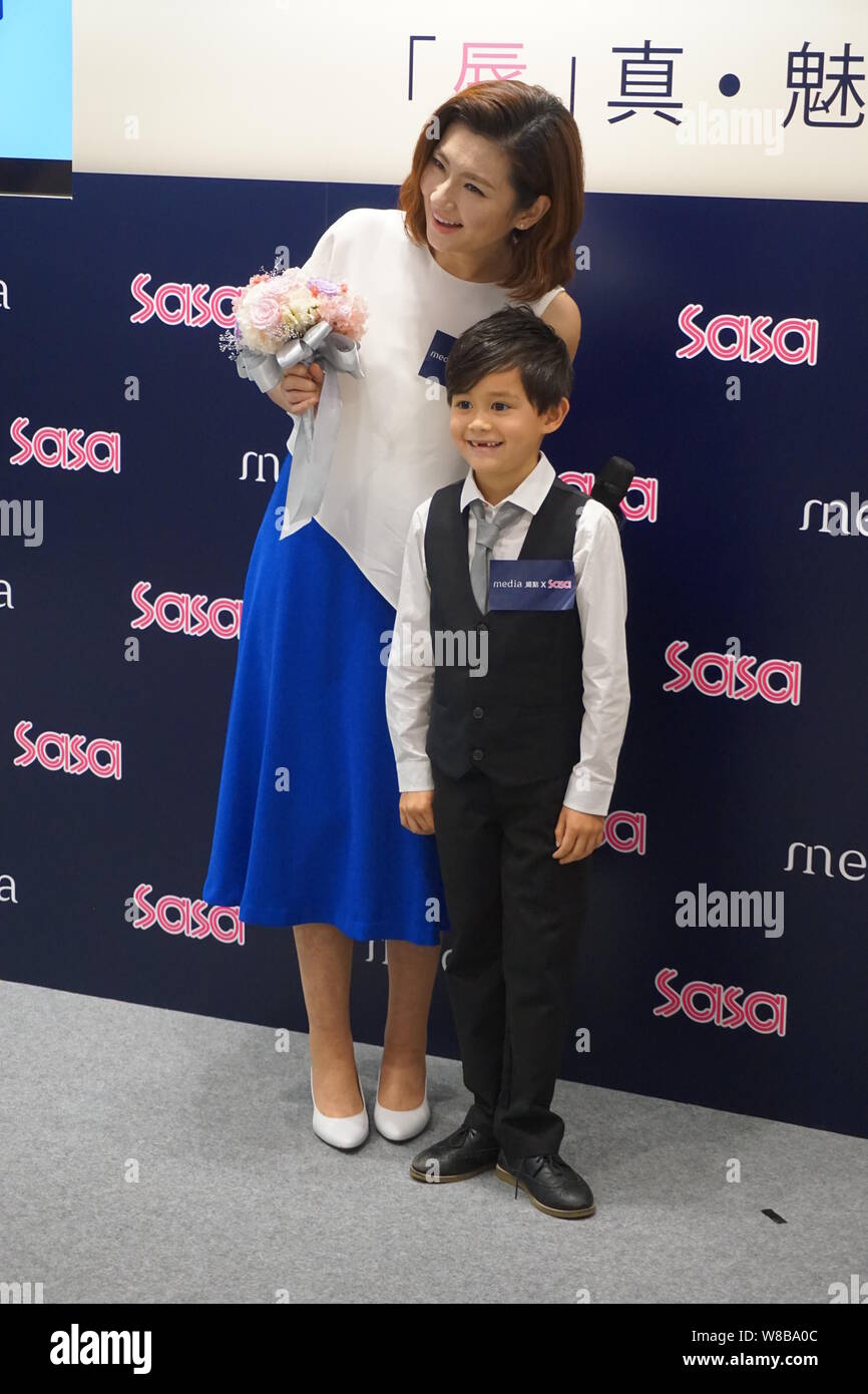 Selina Jen-Chia hsuan de Taiwanais girl group S.H.E, à gauche, pose avec un peu de fan pendant un événement promotionnel pour les rouges à lèvres de la marque de cosmétiques 'media' Banque D'Images