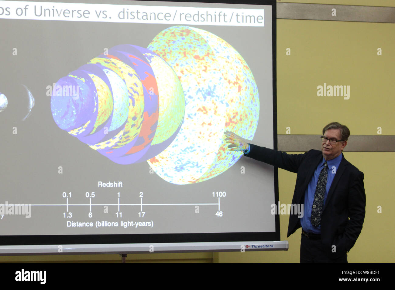L'astrophysicien américain George Smoot, lauréat du Prix Nobel de physique 2006, prononce un discours à l'Université de Wuhan à Wuhan, Chine centrale. Banque D'Images