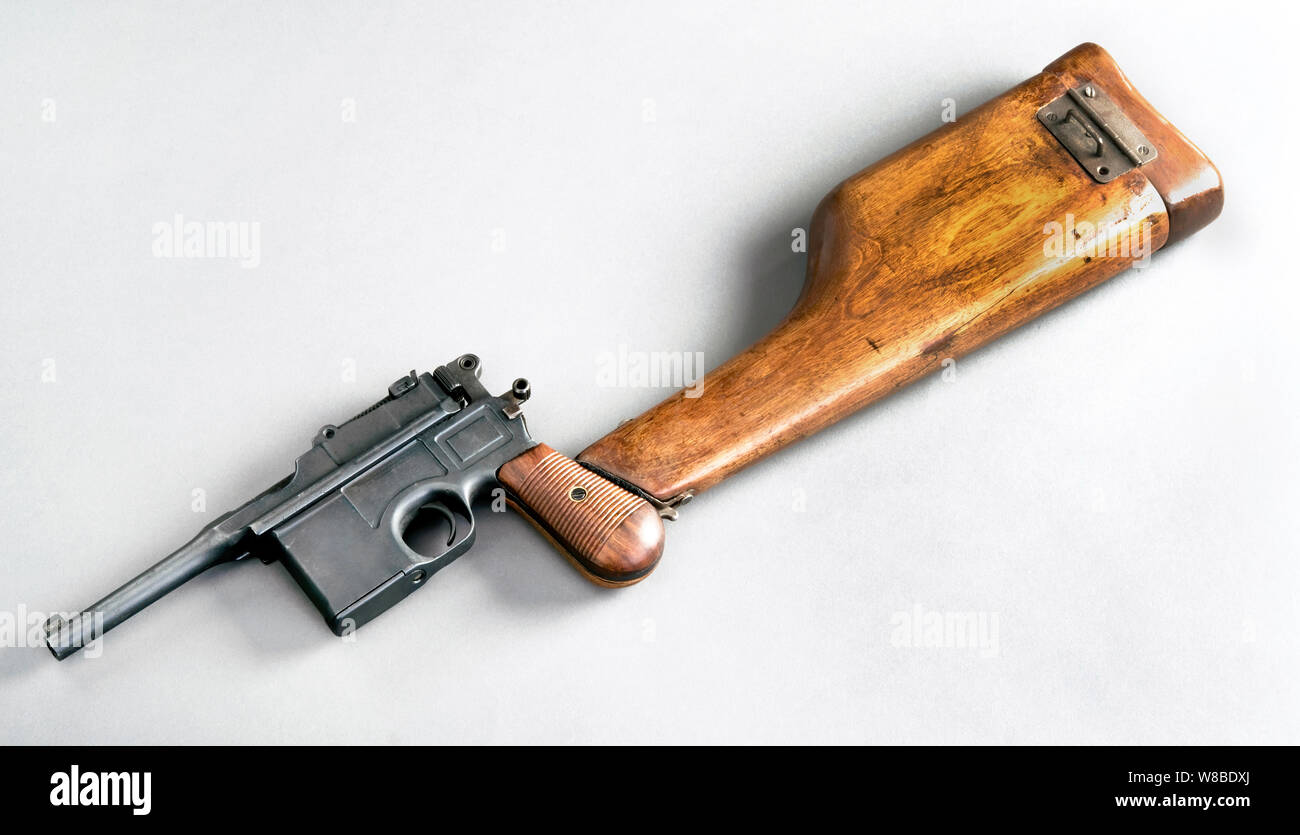 Un pistolet allemand broomhandle faite autour de 1926 avec l'épaule en stock. Banque D'Images