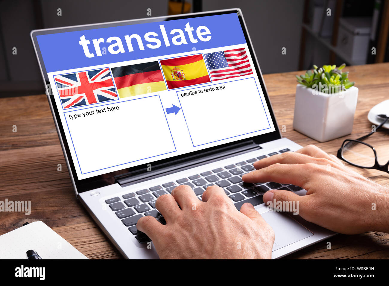 Woman langue Translate avec Application montrant drapeau du pays à la maison Banque D'Images