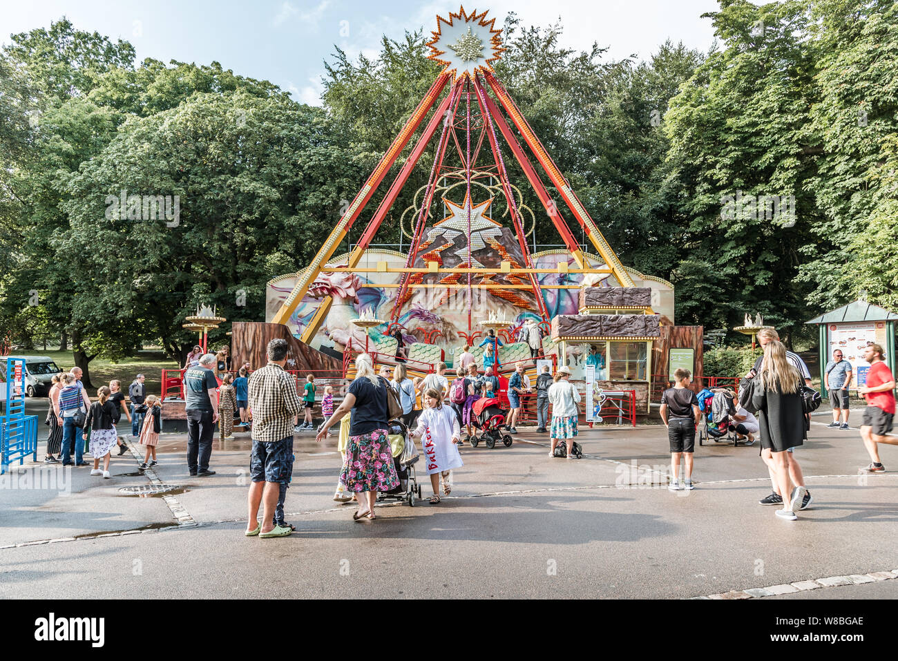 Les gens en face de la Swinging ship dans le parc d'attractions Bakken, Copenhague, 7 août 2019 Banque D'Images