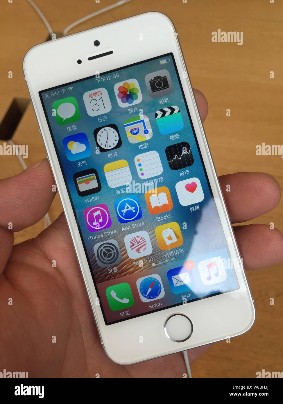--FILE--un client chinois fait l'essai d'un iPhone SE smartphone à un Apple Store à Shanghai, Chine, 31 mars 2016. L'iPhone d'Apple se serait peut-être l'un des Banque D'Images