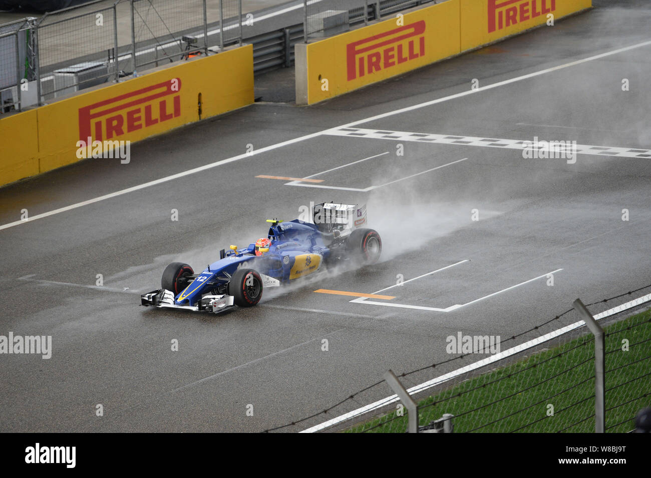 Le pilote Sauber Felipe Nasr du Brésil participe à la séance de qualifications au cours de la Formule 1 2016 Grand Prix de Chine à Shanghai, Chine, 16 avril 2016. Banque D'Images