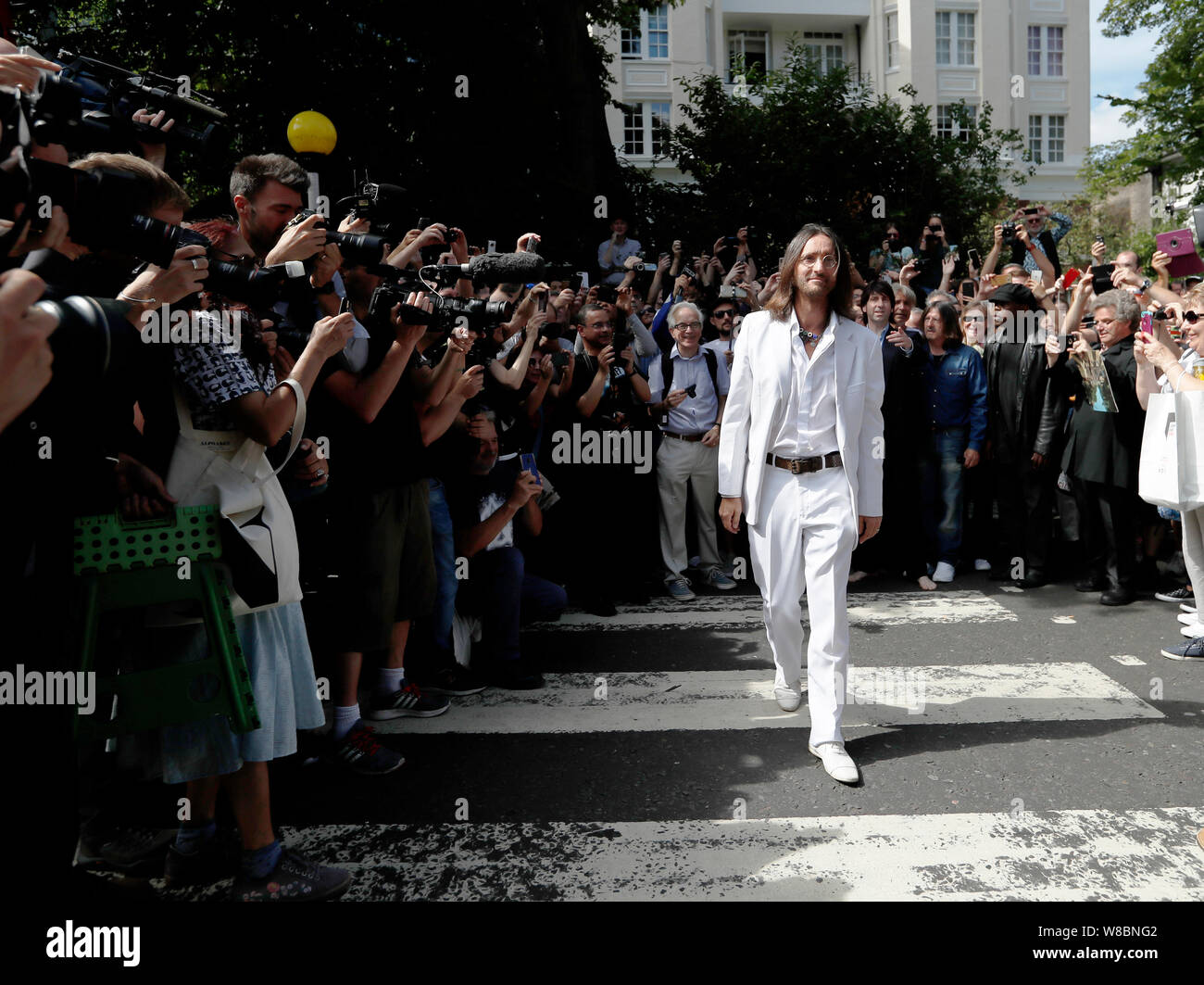 Beijing, la Grande-Bretagne. 8e août 2019. Imitateur Beatles recrée l'emblématique de l'album "Abbey Road" à Londres, en Grande-Bretagne, le 8 août 2019. Il y a 50 ans, les membres des Beatles John Lennon, Paul McCartney, George Harrison et Ringo Starr ont marché sur le passage piétons en dehors de leur studio d'enregistrement dans le nord de Londres pour obtenir la photo de couverture de l'album 'Abbey Road'. Credit : Han Yan/Xinhua/Alamy Live News Banque D'Images