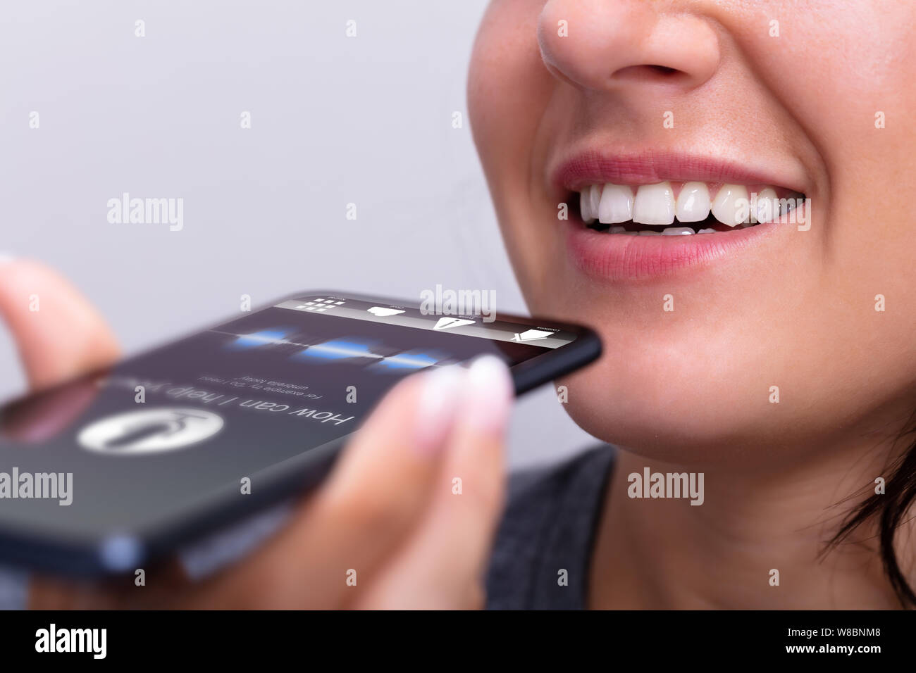 Close-up of a Young Woman talking On Mobile Phone Banque D'Images