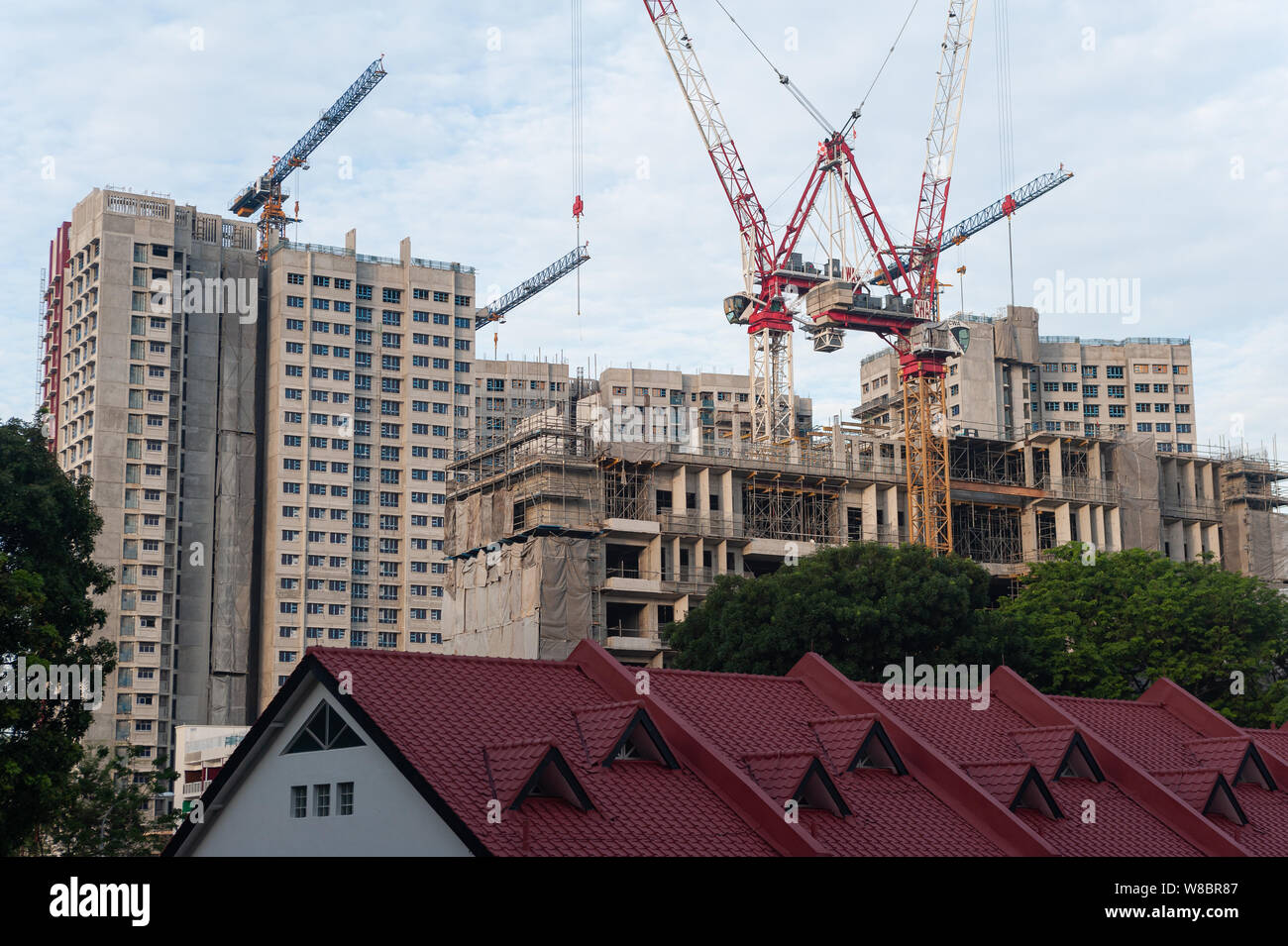 Singapour, République de Singapour, en Asie - les grues de construction sur un site de construction d'habitations HDB immeubles de grande hauteur à Ang Mo Kio. Banque D'Images
