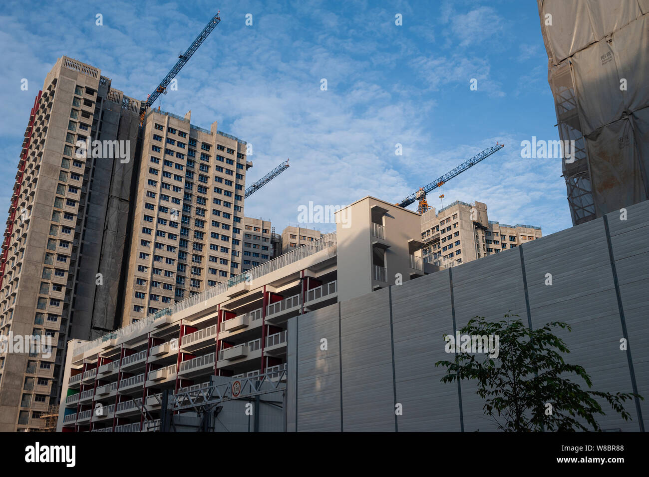 Singapour, République de Singapour, en Asie - Vue extérieure du nouveau HDB résidentiel immeubles de grande hauteur sur un site de construction dans l'Ang Mo Kio. Banque D'Images