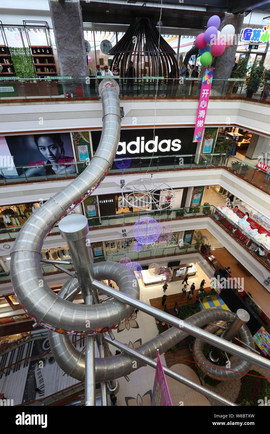 Avis de l'hôtel de cinq étages de hauteur bobinage géant glisser pendant un  procès au Jinjiang Inn Bali (Paris) Printemps Department Store administré  par Nouveau Monde Depar Photo Stock - Alamy