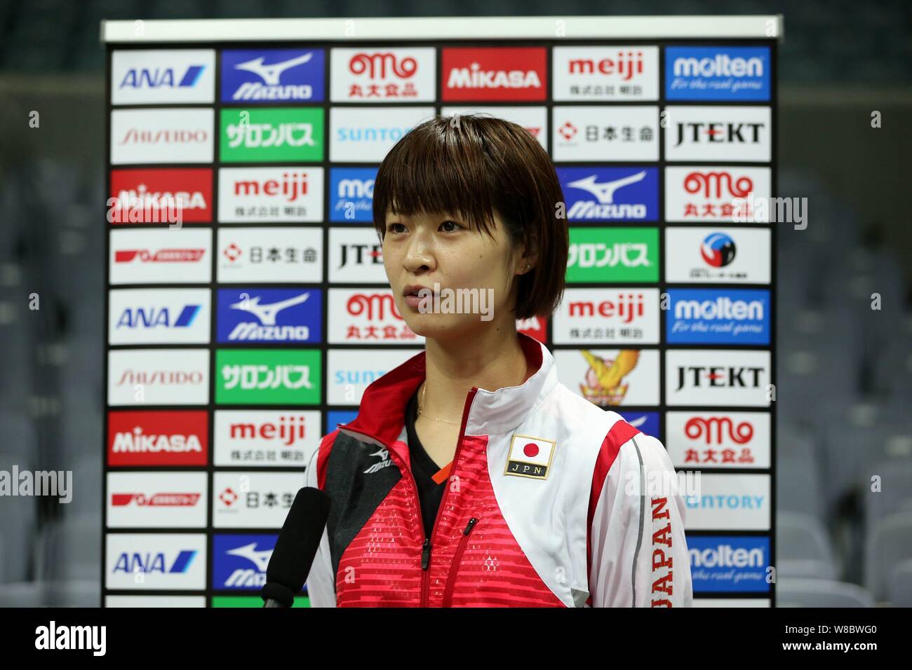 Un joueur japonais est interviewé au cours d'une session de formation pour une prochaine international women's volleyball match amical contre la Chine à Ningbo cit Banque D'Images