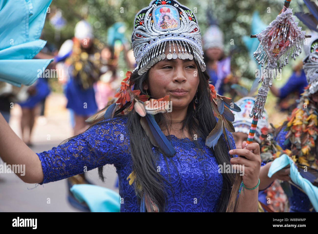 Danser dans les rues à la Virgen del Carmen Festival, tenu à Pisac et Paucartambo, Pérou Banque D'Images