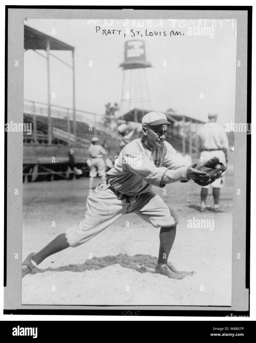 Derrill Burnham 'DEL' Pratt, Saint Louis Browns joueur de baseball, en uniforme, debout en position de recevoir jeté baseball Banque D'Images
