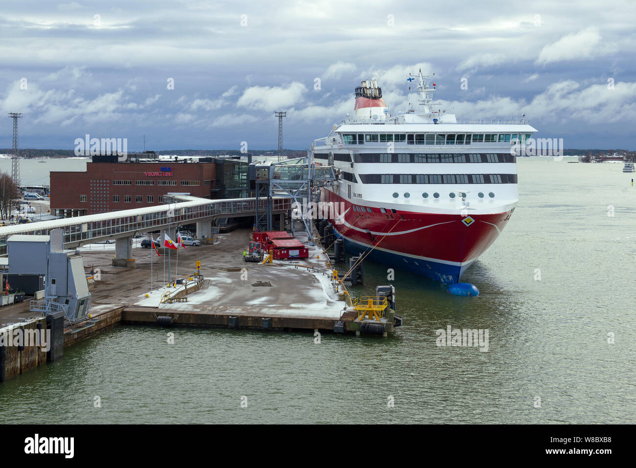 HELSINKI, FINLANDE - le 10 mars 2019 : Viking XPRS croisière mer moderne au ferry terminal passager de Viking Line Shipping Company sur un ciel nuageux jour Mars Banque D'Images