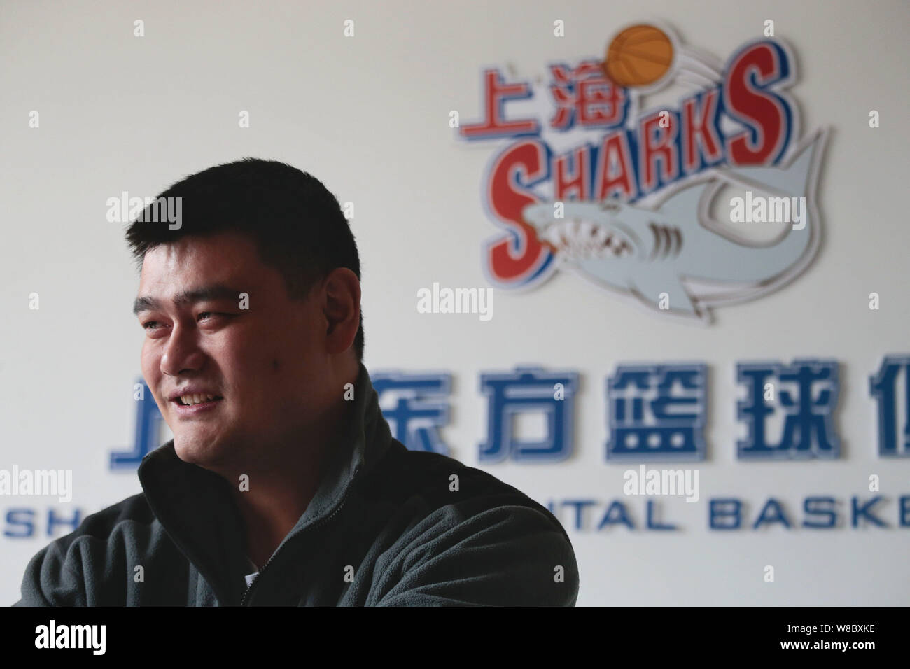 Basket-ball chinois retraités superstar Yao Ming sourit lors d'une entrevue à Shanghai, Chine, le 5 avril 2016. Banque D'Images