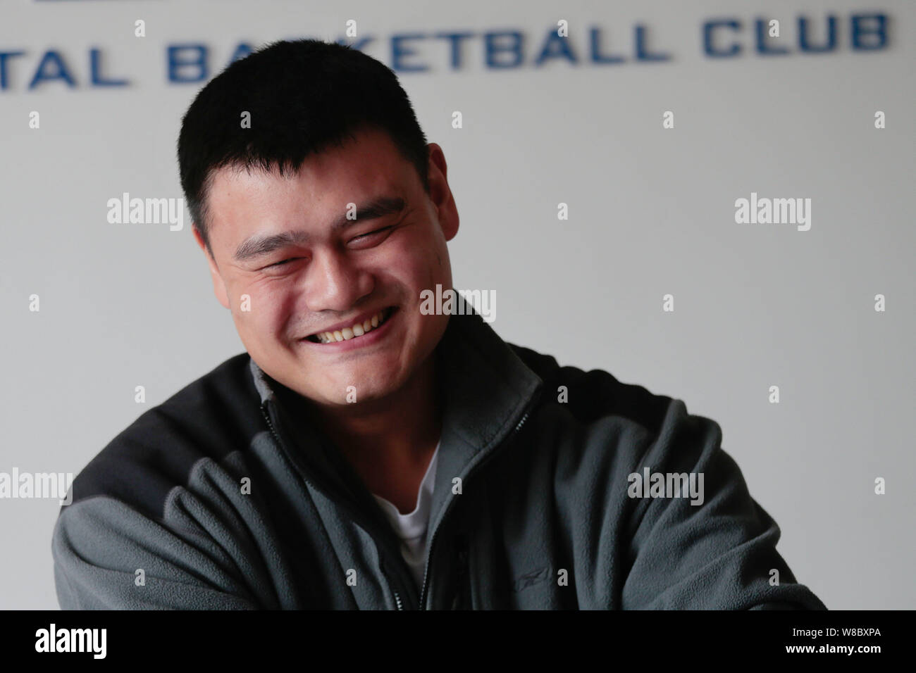 Basket-ball chinois retraités superstar Yao Ming sourit lors d'une entrevue à Shanghai, Chine, le 5 avril 2016. Banque D'Images