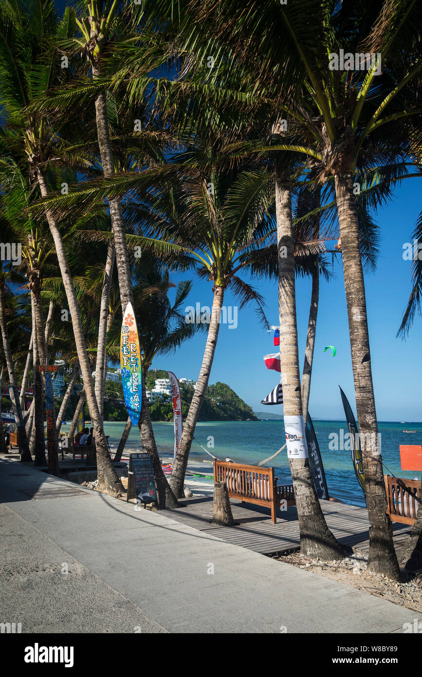 Bolabog beach view avec planche de surf et de palmiers en paradis tropical, l'île de Boracay philippines Banque D'Images