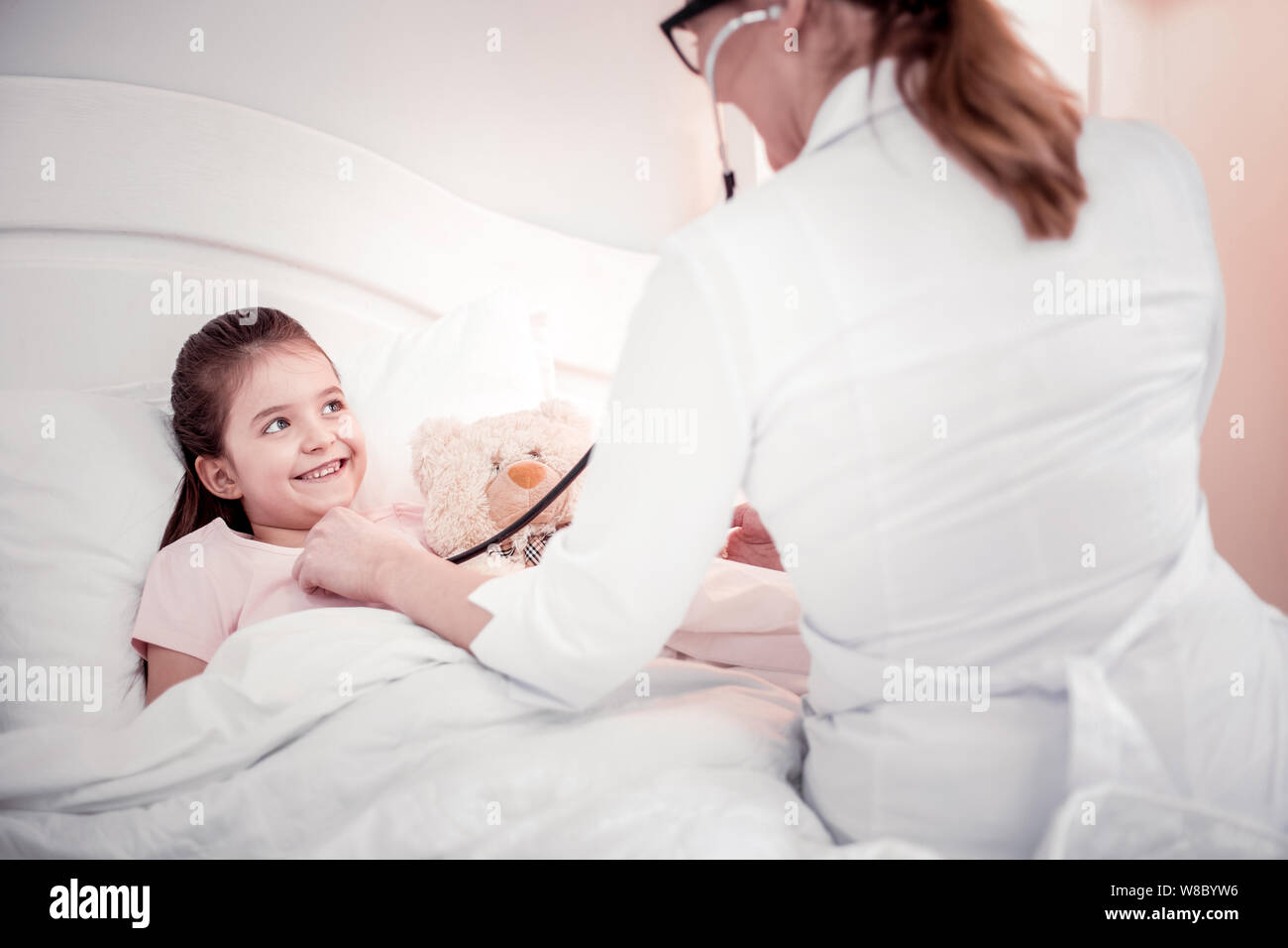 Cute girl smiling nice positive à son médecin Banque D'Images