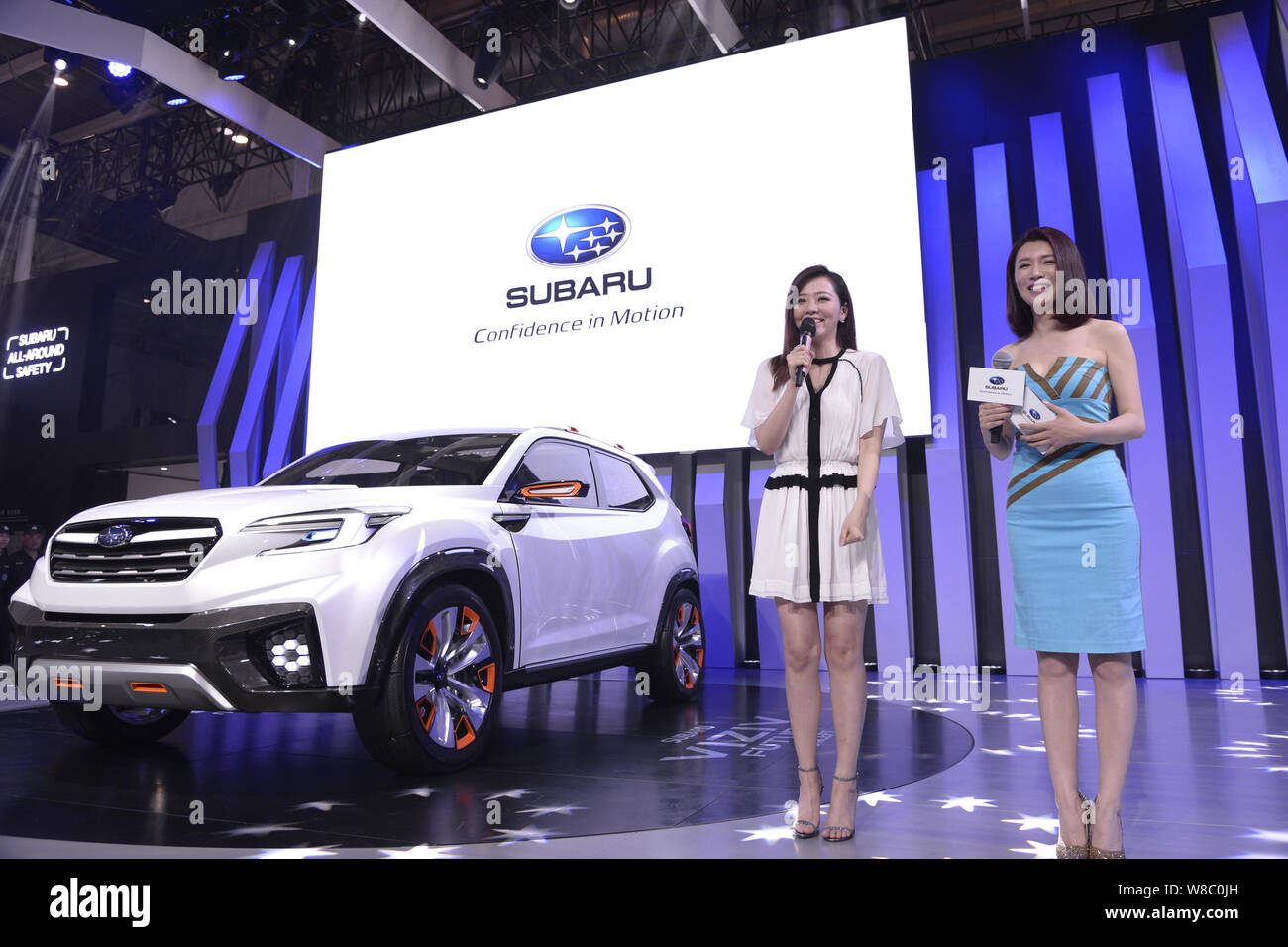 Chanteur chinois Zhang Liangying, gauche, pose avec une Subaru Viziv vus venir au cours de la 14e exposition Internationale Automobile de Beijing, également connu sous le nom de Banque D'Images