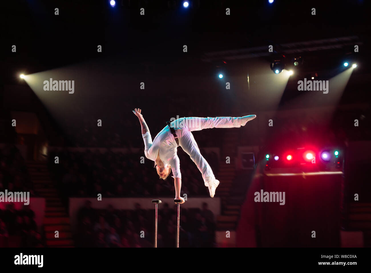 L'homme en acrobaties aériennes le cirque. Banque D'Images