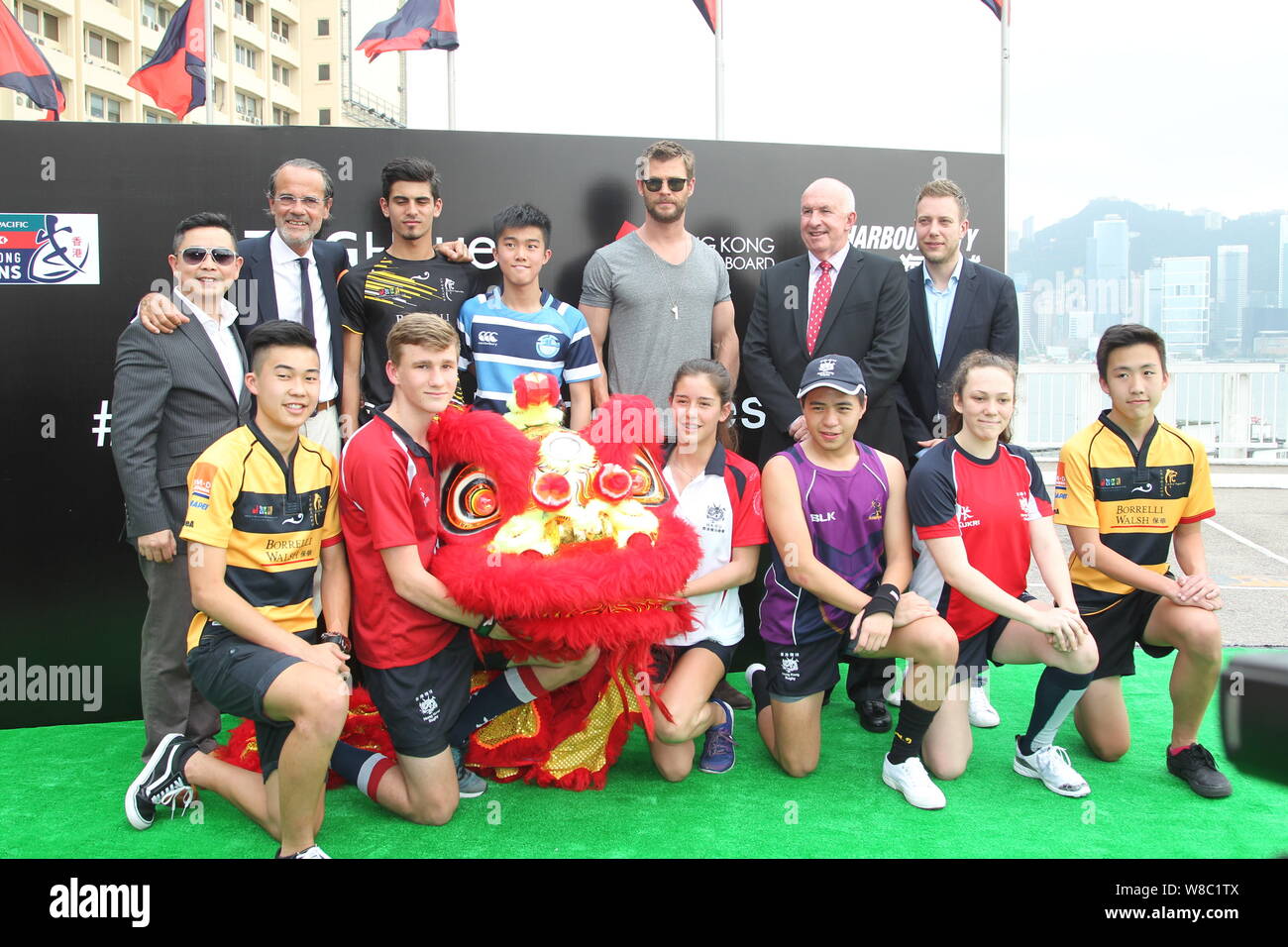 L'acteur australien Chris Hemsworth, troisième à droite, pose lors de l'inauguration d'un magasin de montre TAG Heuer à Hong Kong, Chine, le 7 avril 2016. Banque D'Images