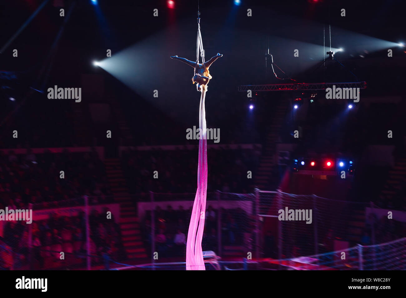 Girl's acrobaties aériennes dans le cirque. Banque D'Images
