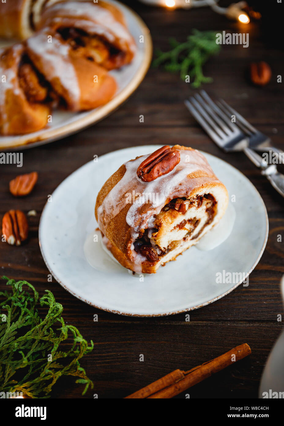 Morceau De Gateau De Noel Suedois Anneau The A La Cannelle Les Pacanes Et Les Raisins Secs Sur Une Chaude Chandail Tricote Le Concept De Vacances D Hiver Douillet Et Des Photo Stock Morceau De Gateau De Noel Suedois Anneau The A La Cannelle Les Pacanes Et Les Raisins Secs Sur Une Chaude Chandail Tricote Le Concept De Vacances D Hiver Douillet Et Des Photo Stock