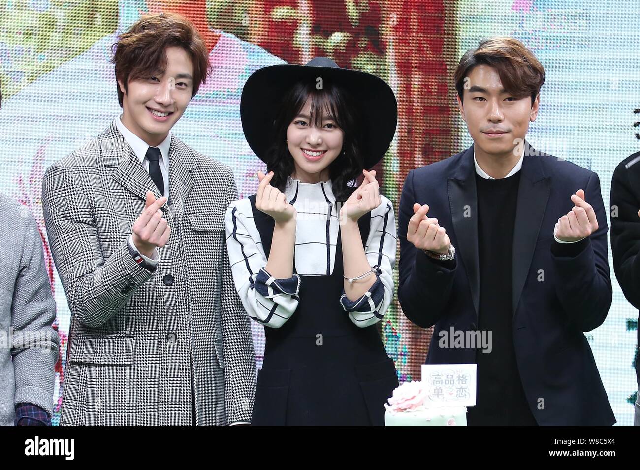 L'actrice sud-coréen Jin Se-yeon, centre, et l'acteur Jung Il-woo