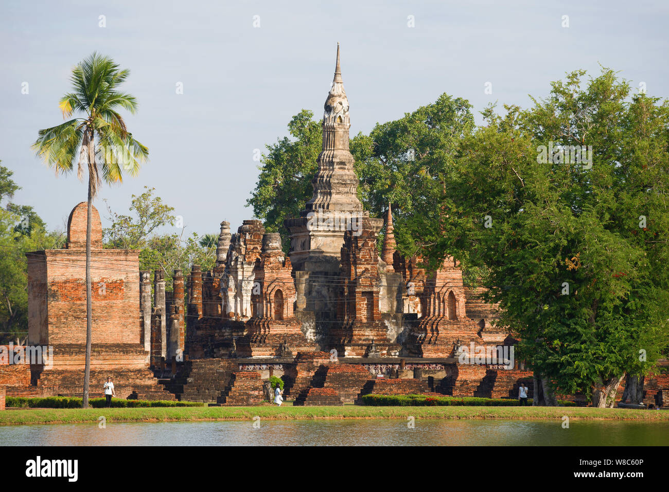 Ruines de l'ancien temple bouddhique Wat Mahathat dans le parc historique de Sukhothai. Thaïlande Banque D'Images