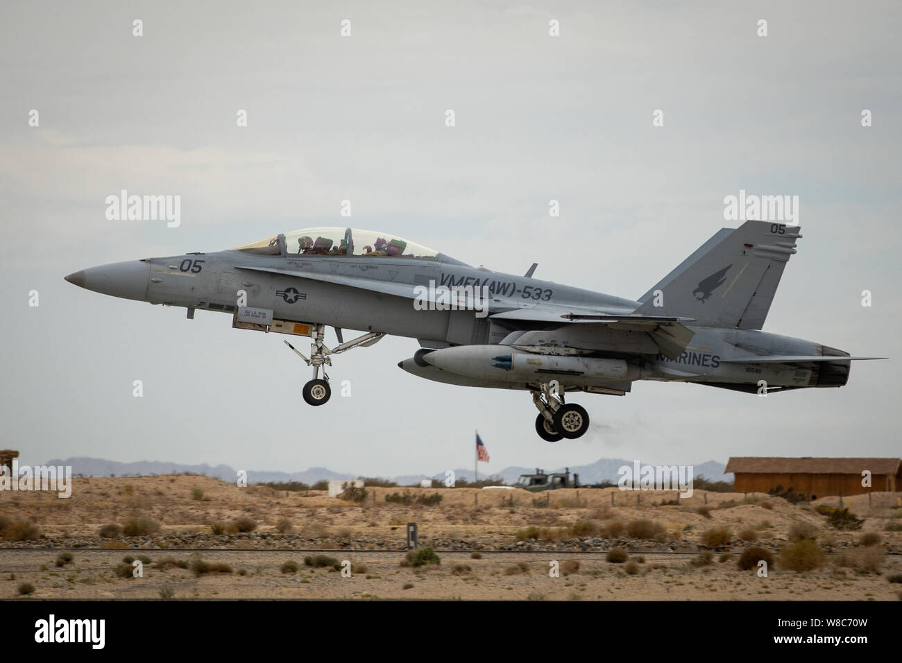 Un Corps des Marines américains F/A-18D Hornet affectés à l'Escadron d'attaque de chasseurs tout temps Marine 533 décolle de la ligne de vol lors d'un exercice d'entraînement intégré (ITX) 5-19 au Marine Corps Air Ground Combat Center, vingt-neuf paumes, Californie, 7 août 2019. L'ITX 5-19 est une grande échelle, l'exercice d'entraînement interarmes qui produit des forces prêtes au combat capable de fonctionner comme un groupe de travail air-sol marin. (U.S. Marine Corps photo par le Cpl. Cody Rowe) Banque D'Images