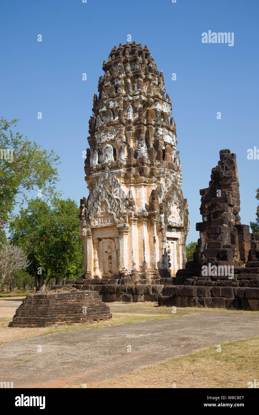 Prang khmer ancien sur les ruines de la Buddhist Temple de Wat Phra Pai Luang sur une journée ensoleillée. Sukhothai, Thaïlande Banque D'Images