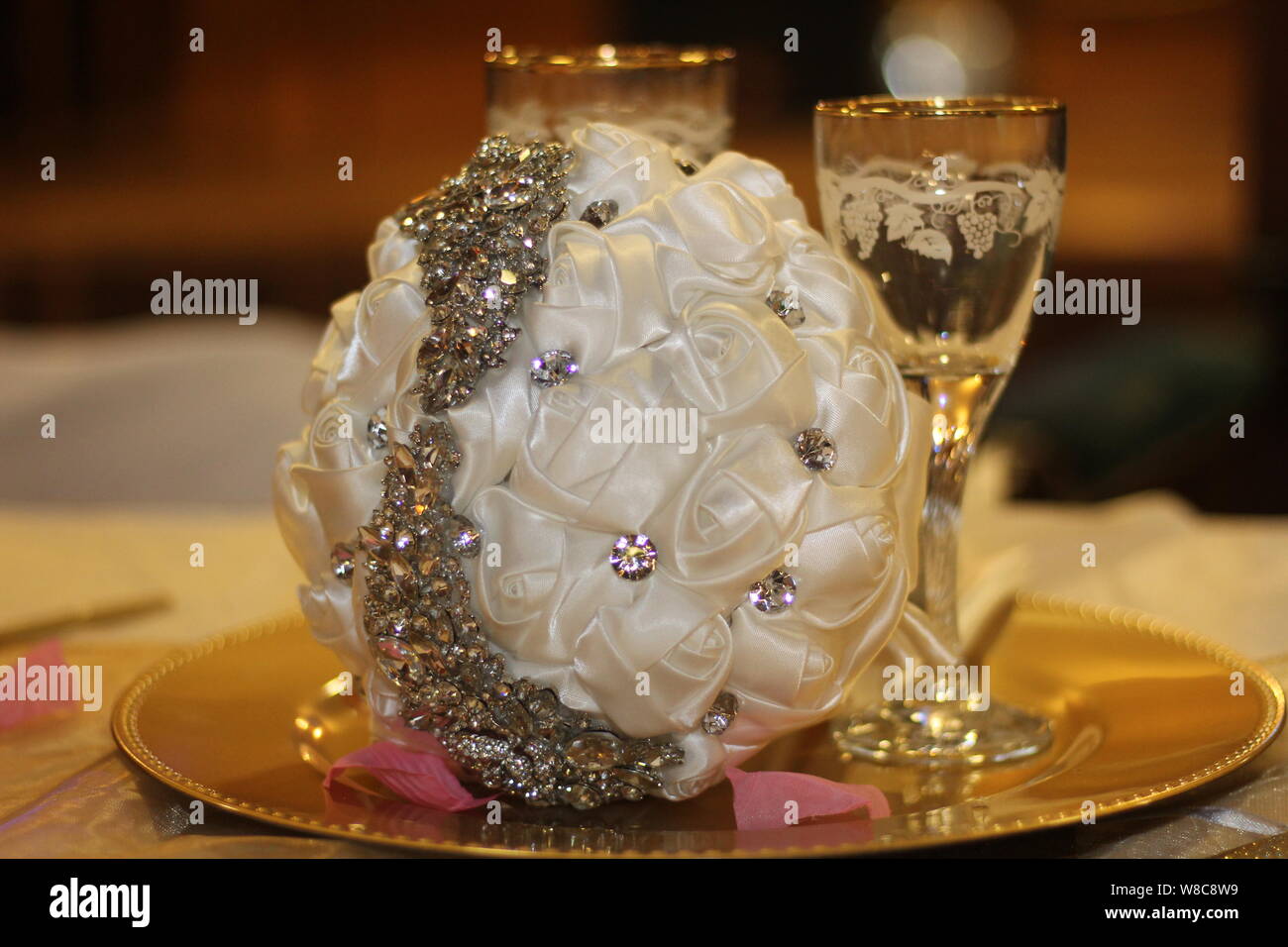 Une photo d'une plaque d'or de mariage décoration inspirée. Banque D'Images