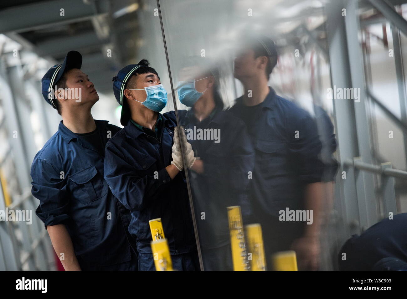 Techniciens chinois examiner un CRH (China railway High-speed), le train pour le prochain Nouvel An chinois ou la fête du printemps à la maintena Banque D'Images