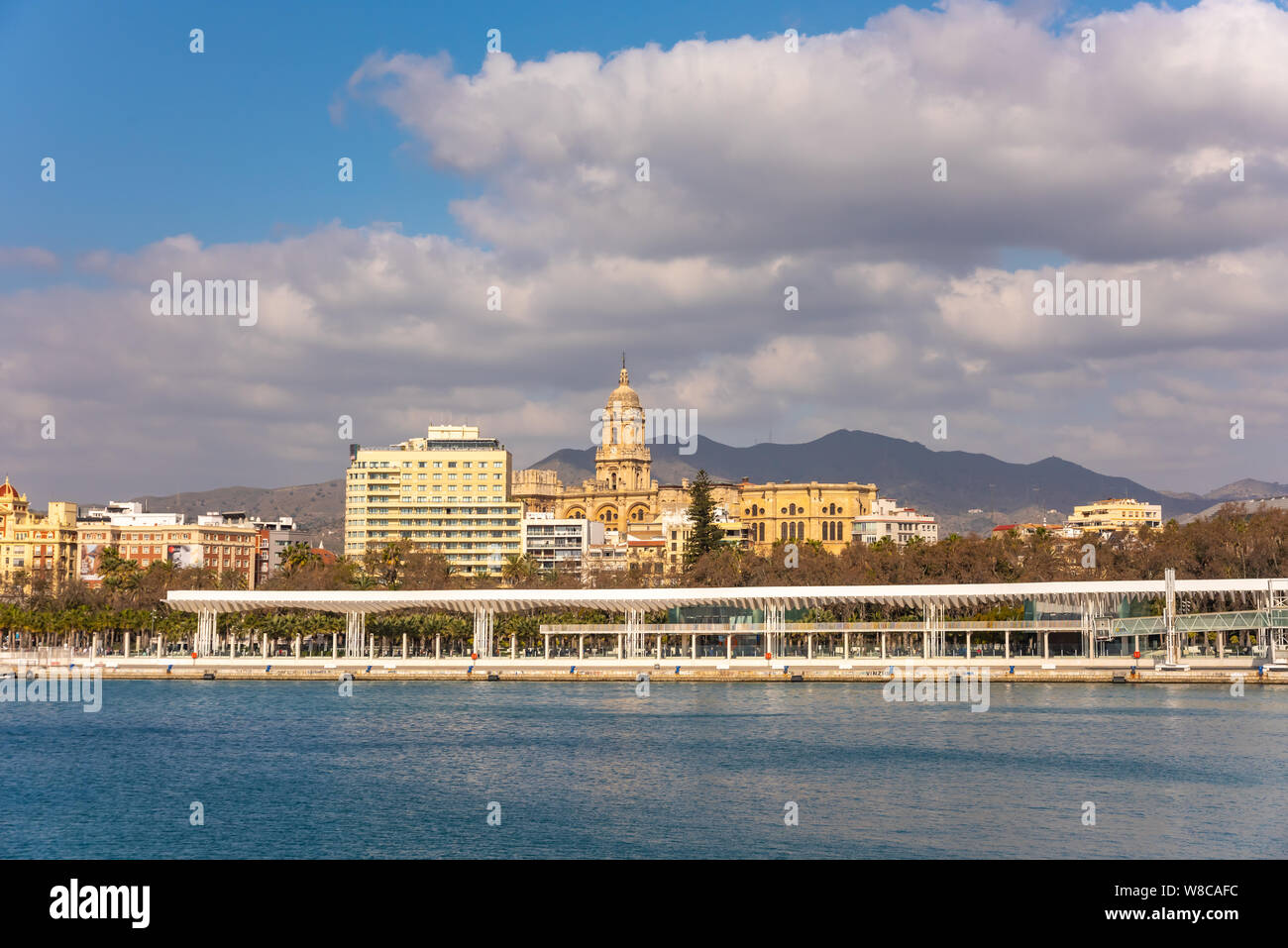 Panorama de Malaga remblai en journée ensoleillée Costa del Sol, Espagne Banque D'Images
