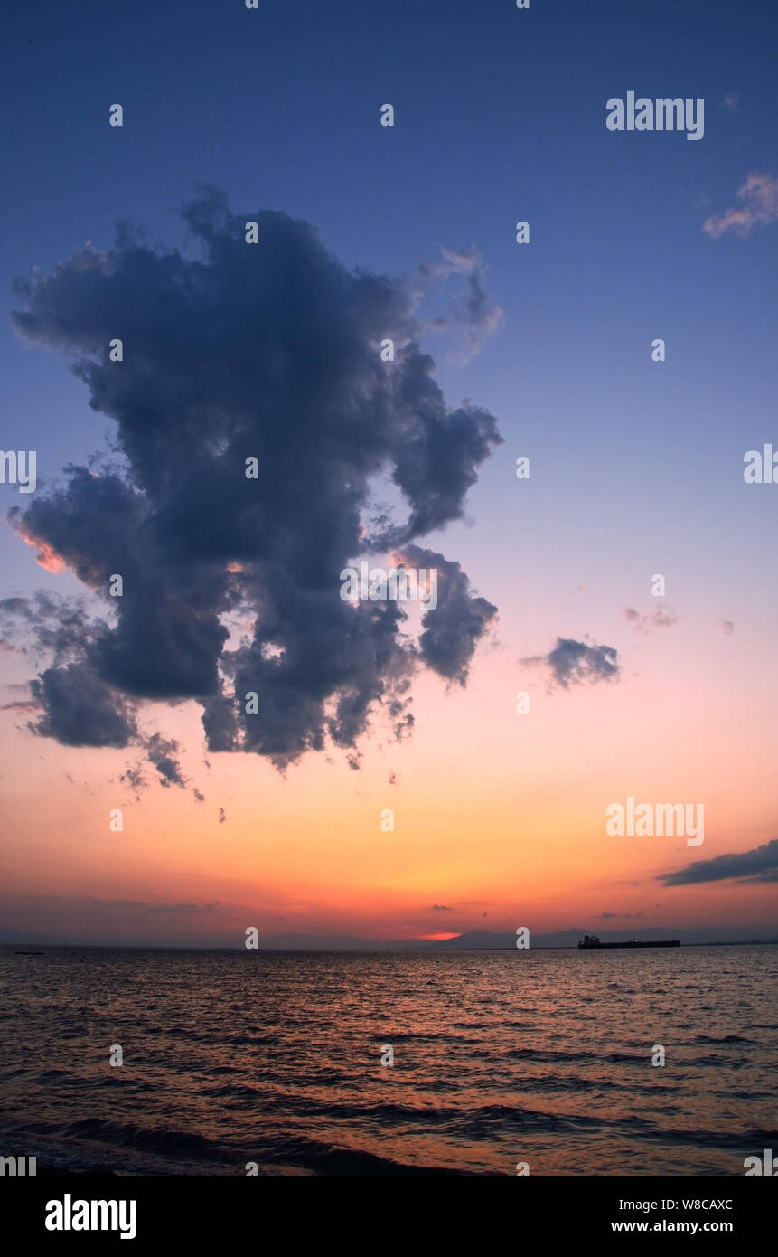 Paysage au coucher du soleil avec ciel dramatique à la mer Banque D'Images