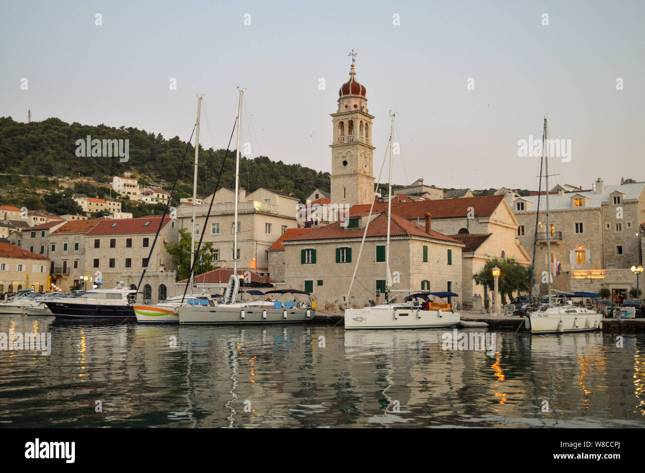 L'architecture en pierre de petite ville dalmate Pučišća sur Venise Banque D'Images