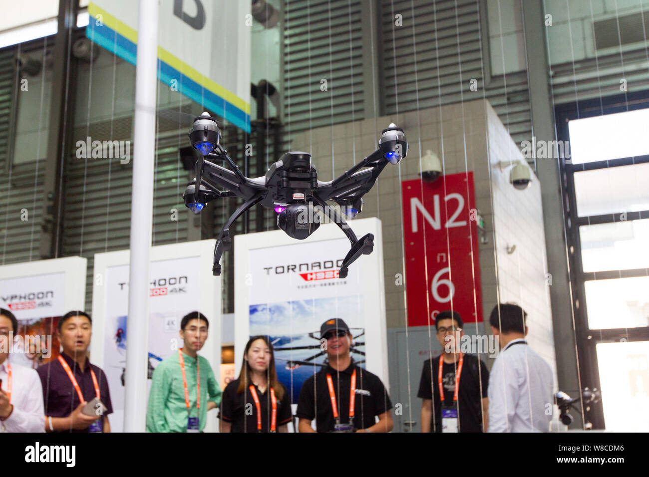Une caméra équipée de véhicules aériens sans pilote (UAV), ou drone, de Dji (Dajiang Innovations), passe au cours de l'International Consumer Electronics Show Asi Banque D'Images