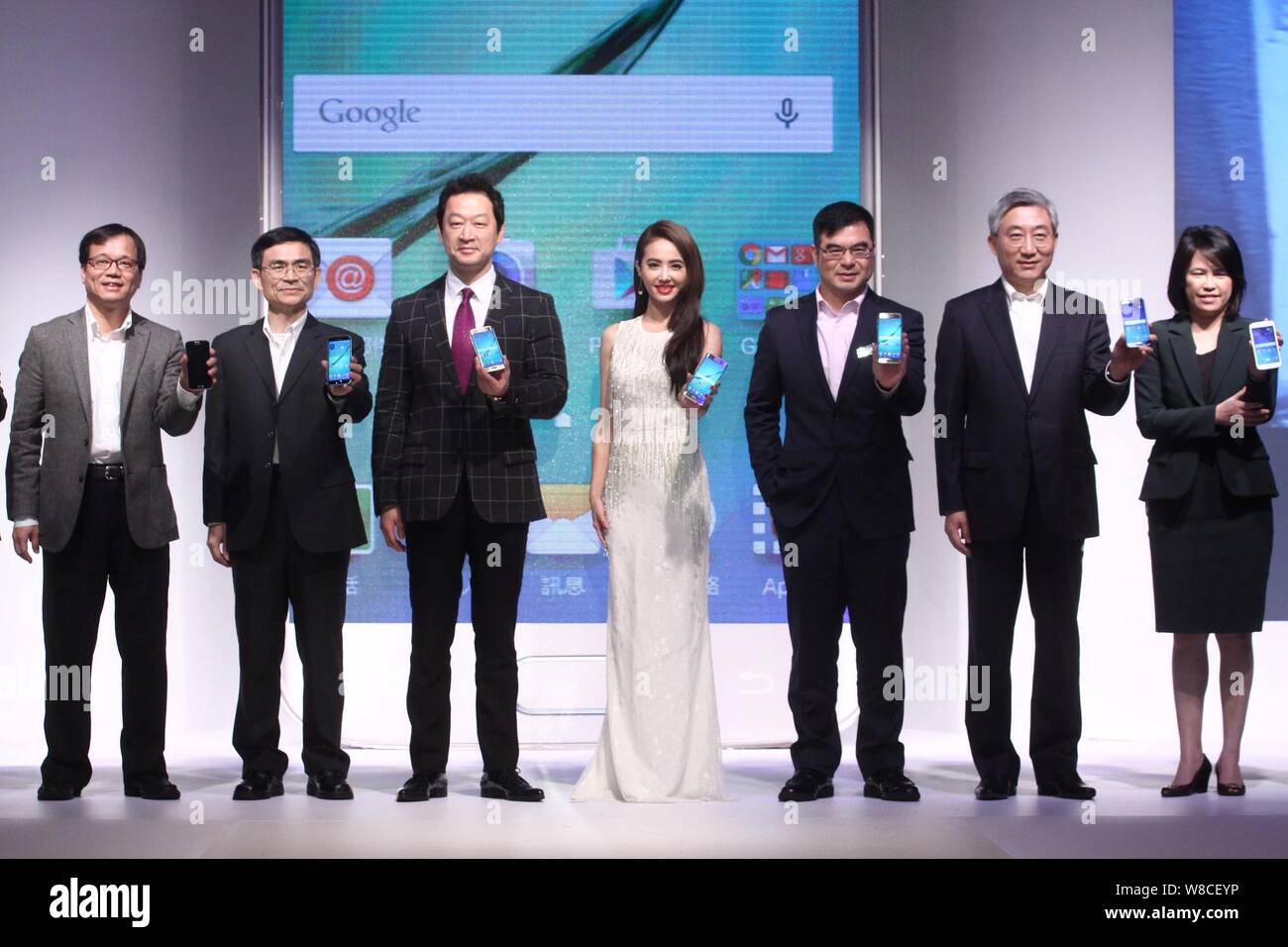 La chanteuse taïwanaise Jolin Tsai, centre, pose avec les cadres d'une conférence de presse pour le lancement de la Samsung Galaxy S6 smartphone Edge à Taipei, Taiw Banque D'Images