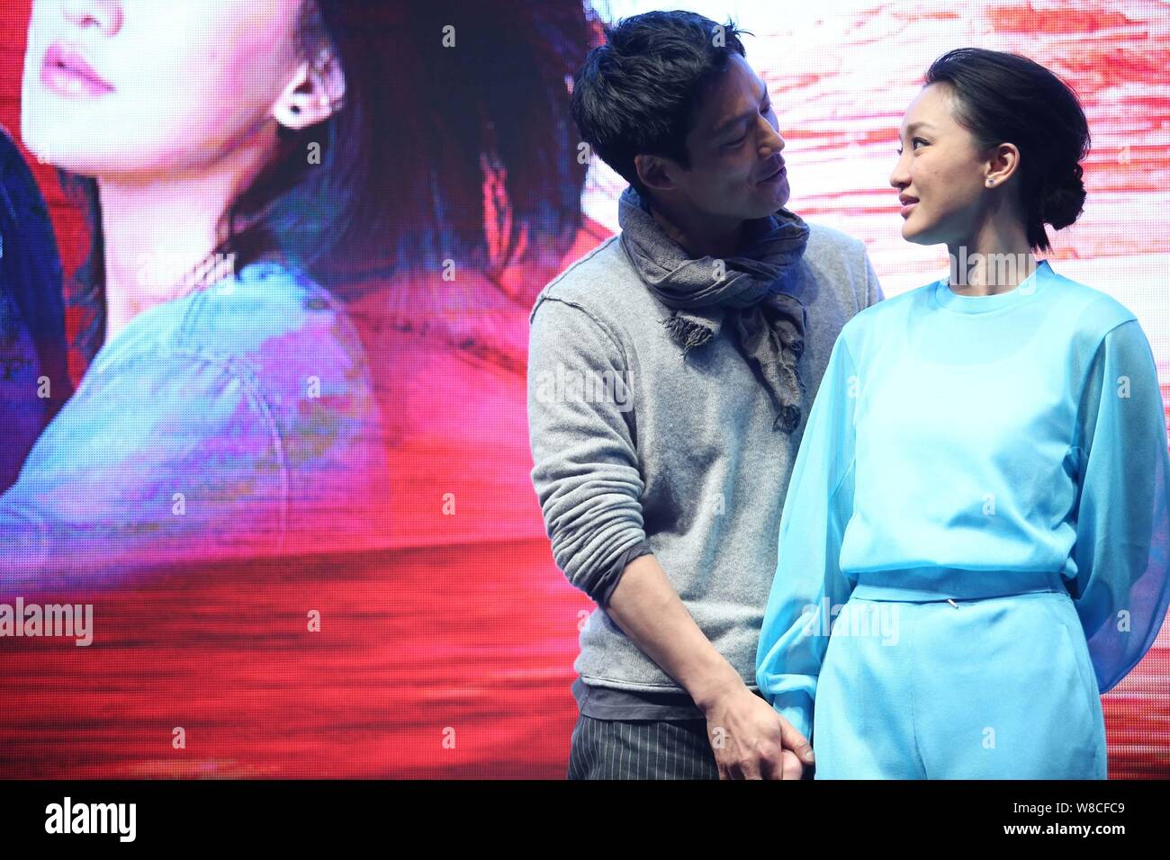 L'actrice chinoise Zhou Xun, droite, et son mari l'acteur américain Archie Kao regarder les uns les autres au cours d'un événement pour la premiere micro film 'Dream échapper Banque D'Images